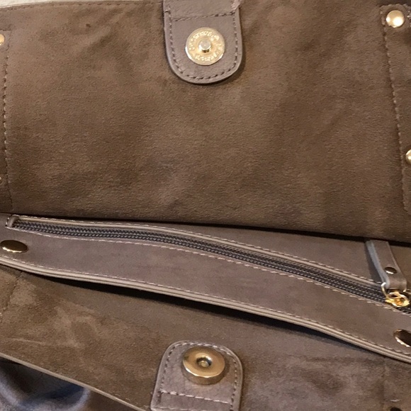 A large leather-like tote - Picture 7 of 8